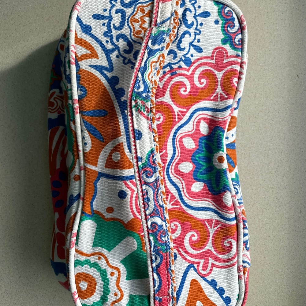 Super cute makeup bag!!